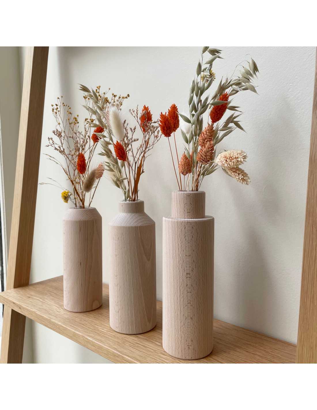 3 vases en forme de tubes à essai sur un socle béton désign